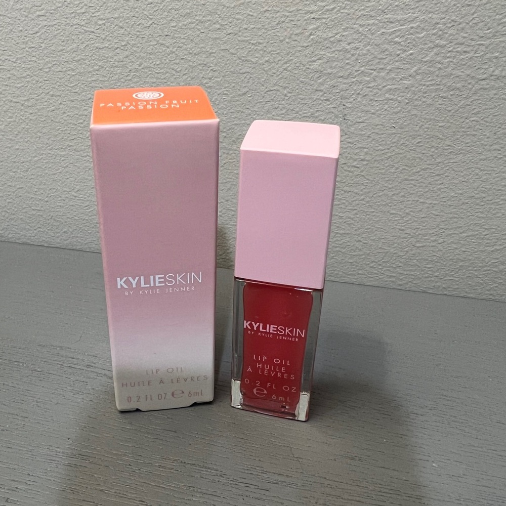 🩷NIB KYLIESKIN lip oil .. passion fruit 🩷
